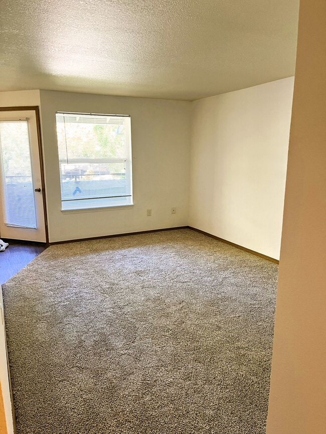 Foto del edificio - Newly Renovated Building in Lake Oswego-Large 1 Bedroom Coming Available