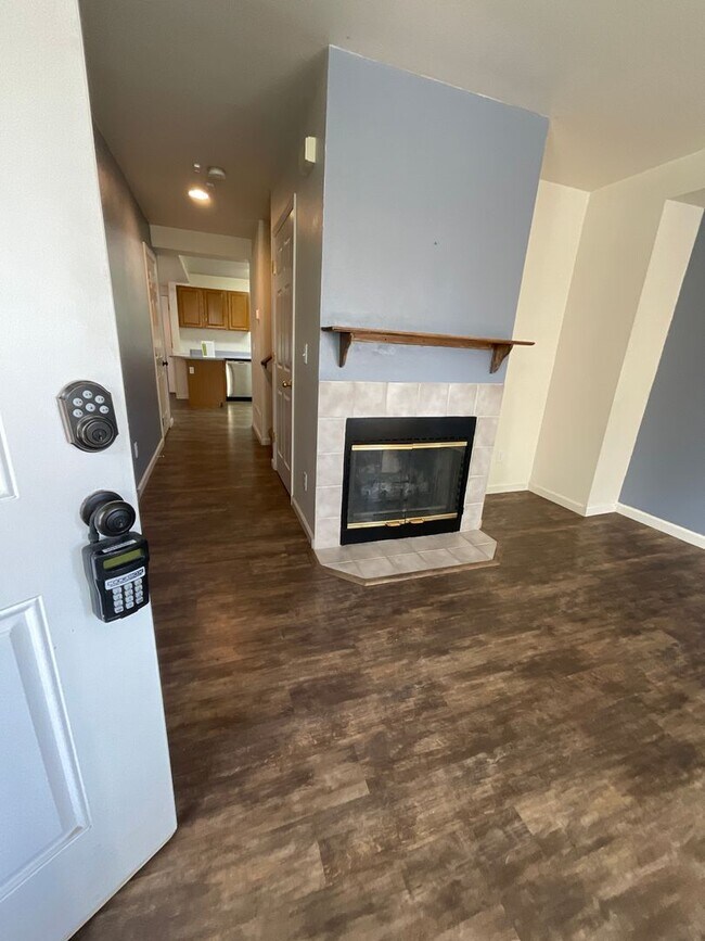Building Photo - 3 Bedroom Townhome Available Near N Academ...