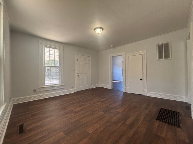 Building Photo - Cute and clean 2 bedroom 1 bath available now!