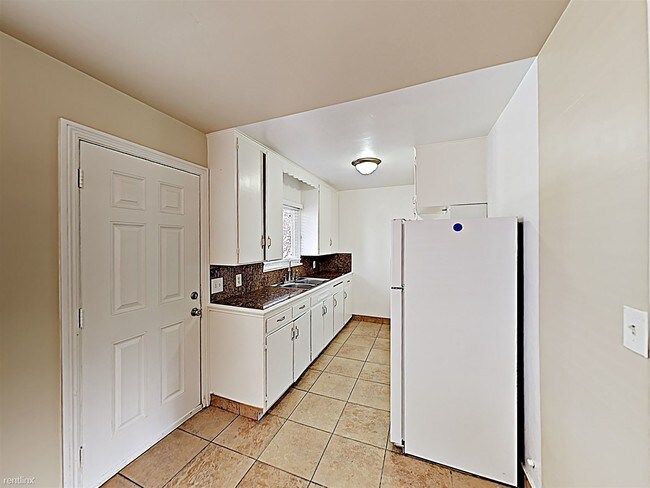 Building Photo - 1 br, 1 bath Apartment - 752 S Escondido Blvd