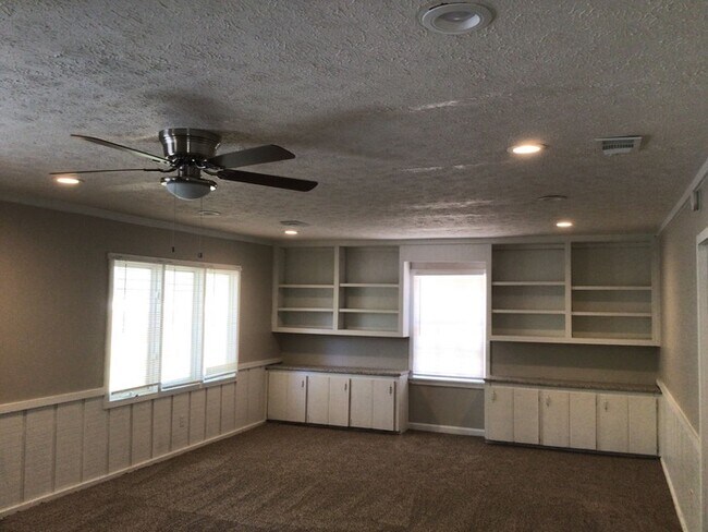 Building Photo - 32 Woodland Dr