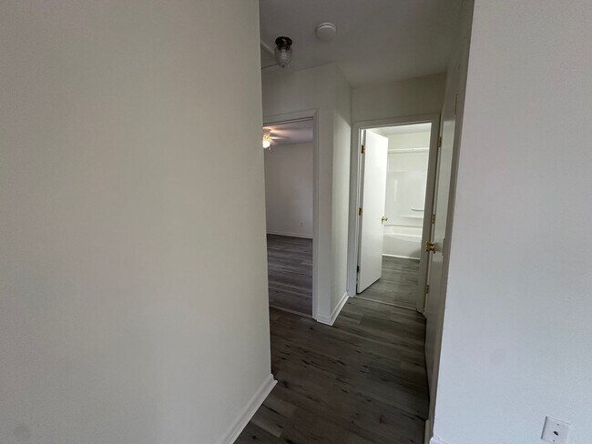 Foto del edificio - 2 Bedroom, 1 Bath Duplex Located in the Center of Wilmington