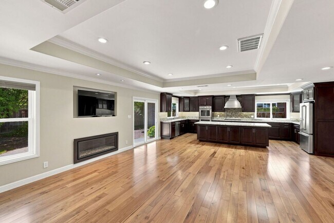 Building Photo - 10700 Farallone Dr