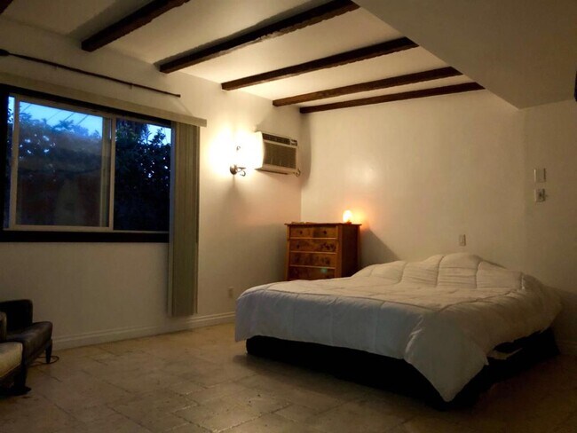 Foto del edificio - 705 Schumacher Dr