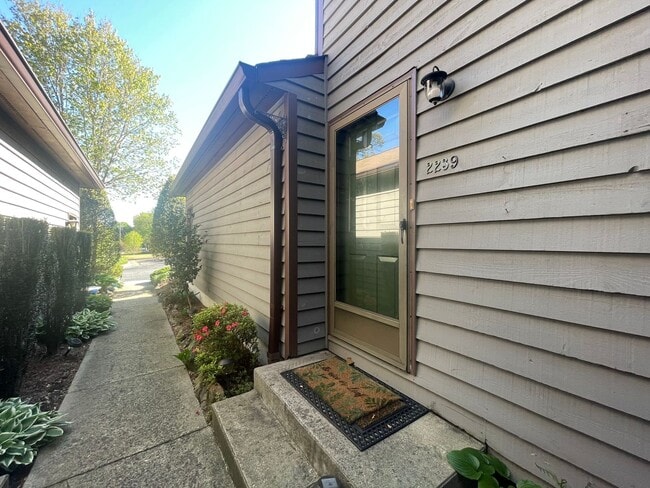 Building Photo - Spacious 2 Bed, 2 Bath Townhouse in Prime ...