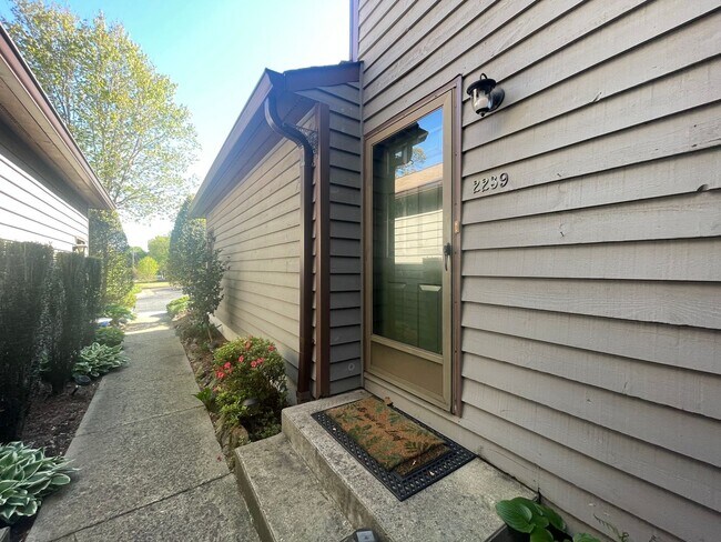 Building Photo - Spacious 2 Bed, 2 Bath Townhouse in Prime Hickory Location – 1,322 Sq. Ft.