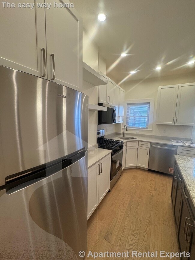 Building Photo - 13 Bristol St