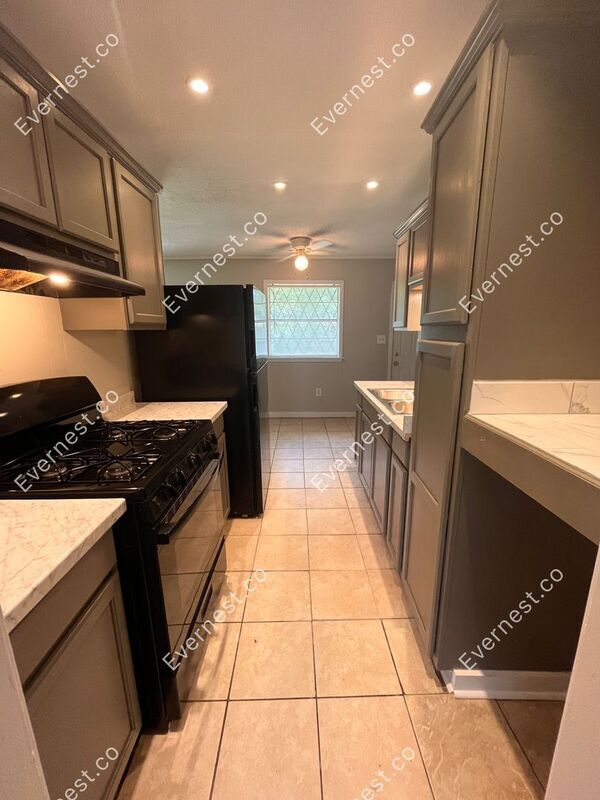 Building Photo - 6448 Lyndon B Johnson Dr