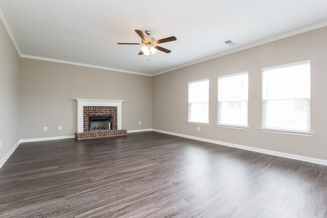 Building Photo - 601 Fieldcrest Dr
