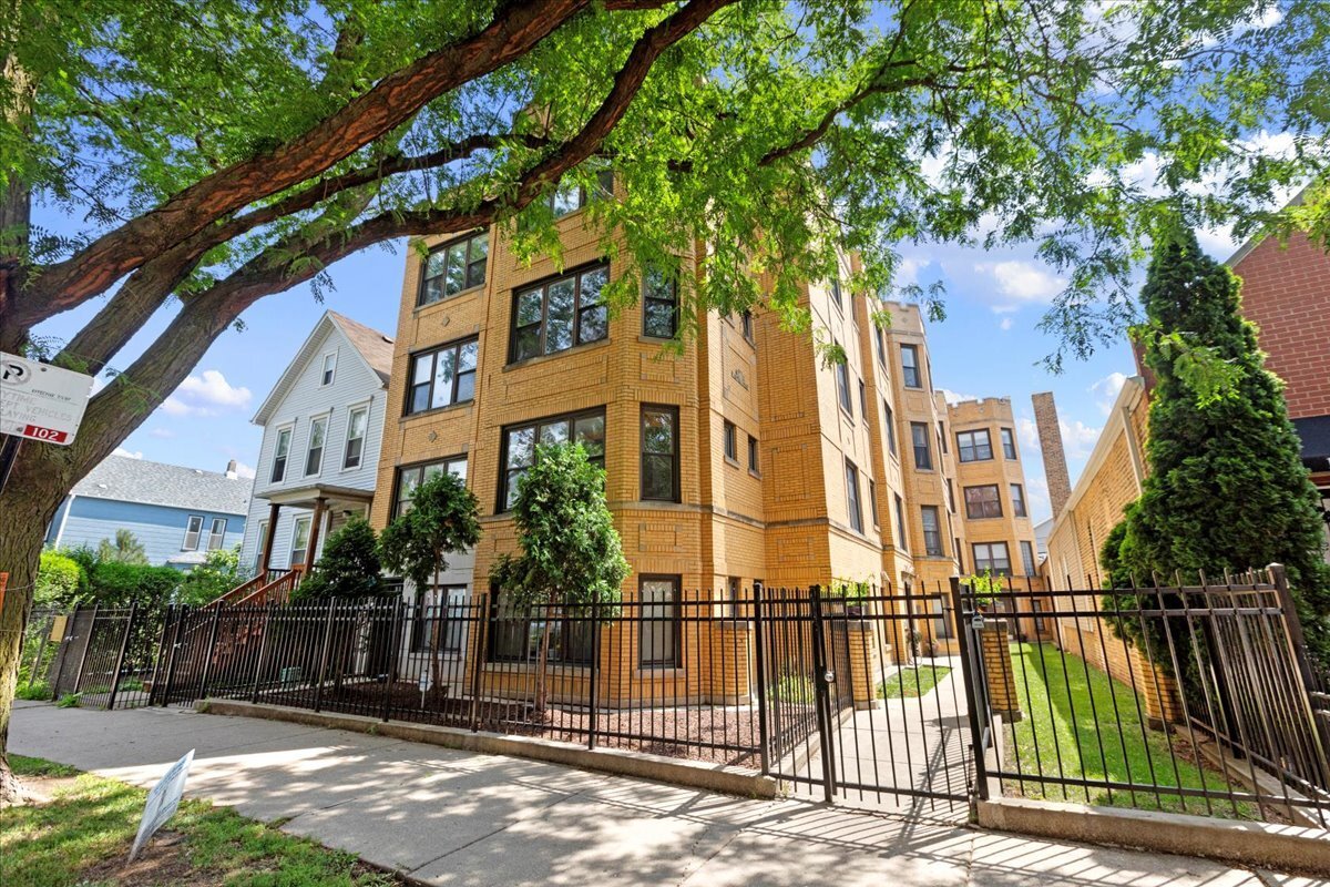 Foto principal - 1653 N Fairfield Ave