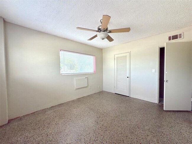 Foto del edificio - 530 NE 34th Ct