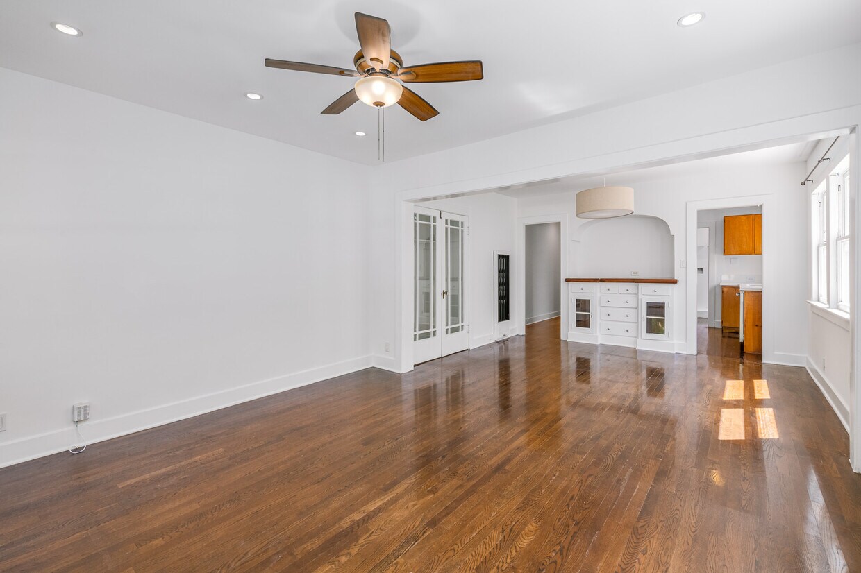 Primary Photo - 728 N Ridgewood Pl