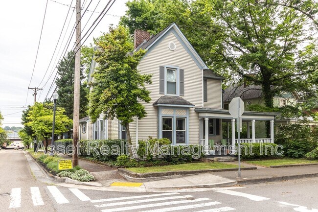 Building Photo - 820 Luttrell St