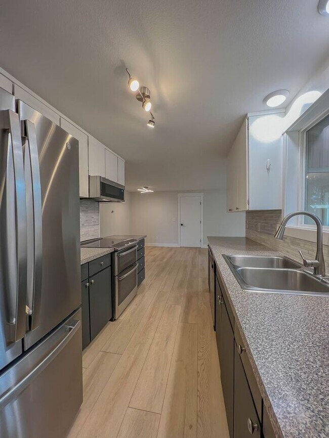 Building Photo - Three Bedrooms in Beaverton!