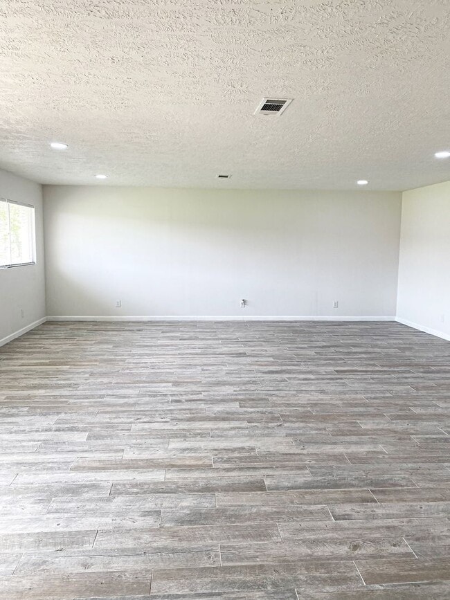 Building Photo - 5152 Lakeside Dr