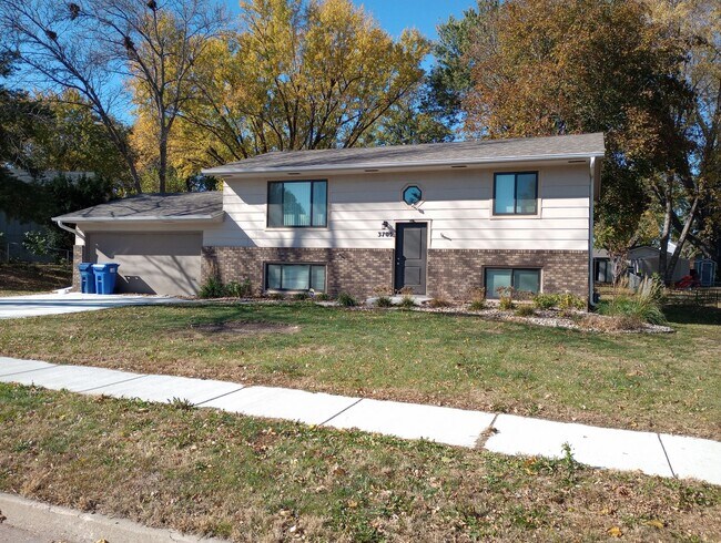 Foto del edificio - Three bedroom two bathroom house for rent