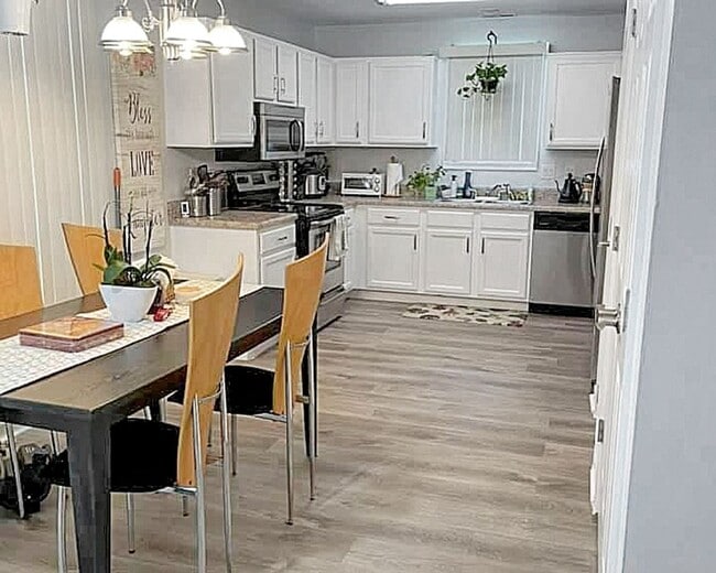 Building Photo - Beautifully Updated 3 Bedroom, 2.5 Bathroo...