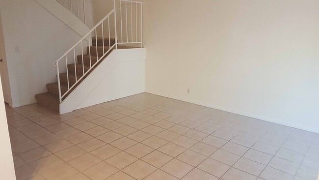 Building Photo - Near UNLV - 3 bed townhouse with front pat...