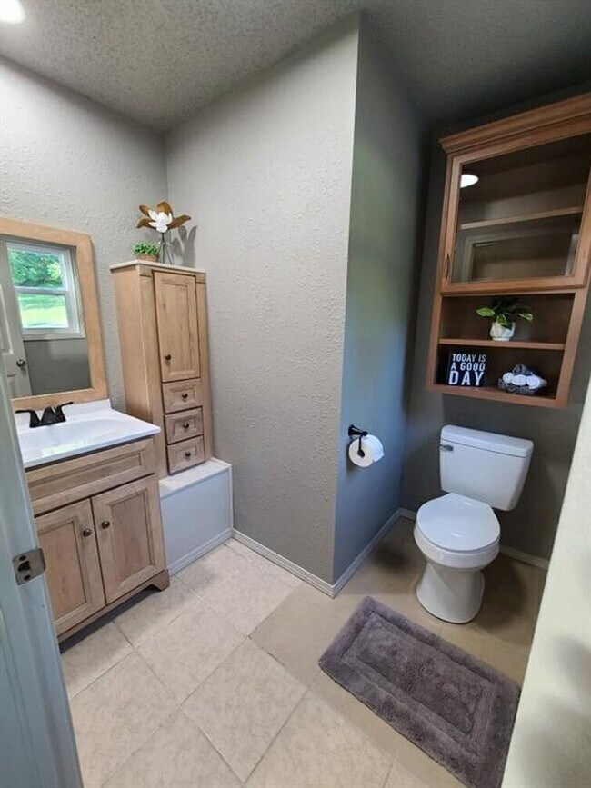 Foto del edificio - Charming 3BR, 1.5BA Rental in Anderson, MO – Pet-Friendly Haven!