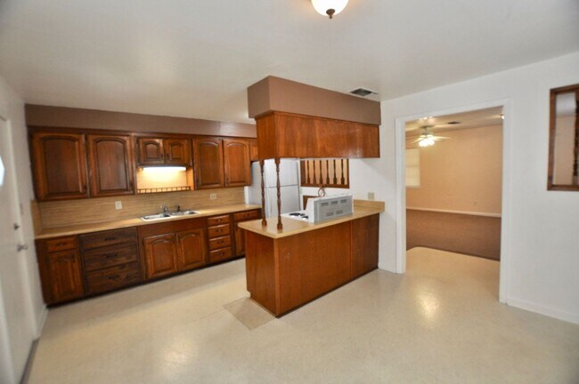 Foto del edificio - FOR LEASE! 2 BR - 1BA - Frame Home with Carport in Great Location in Weatherford.