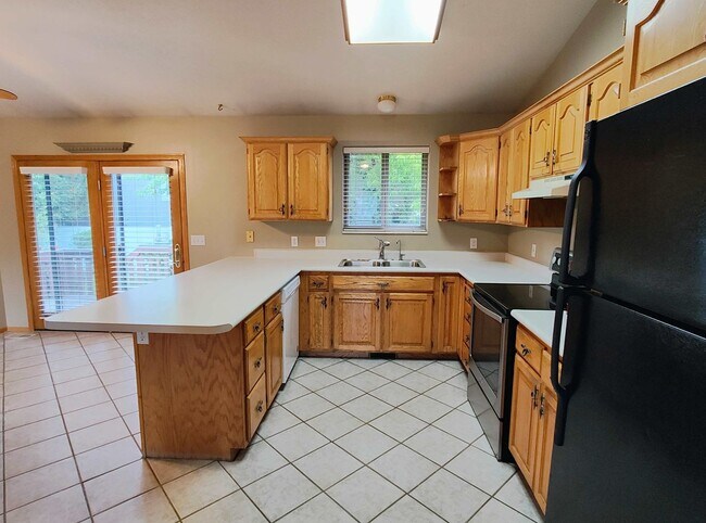 Building Photo - 5 BD 3 BA 2900 sq ft HOME IN DRAPER.