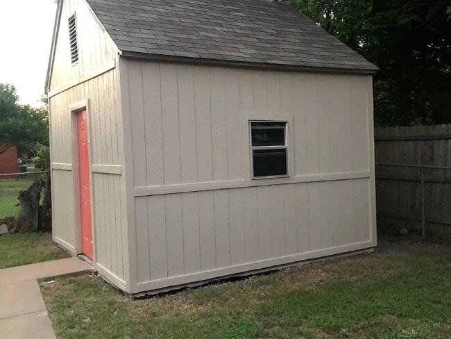 Building Photo - 1422 Laurel Ln