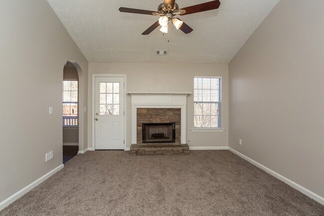 Foto del edificio - 430 Summer Hill Cir