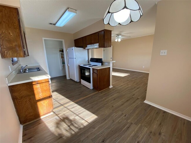Building Photo - 301 Shady Grove Dr