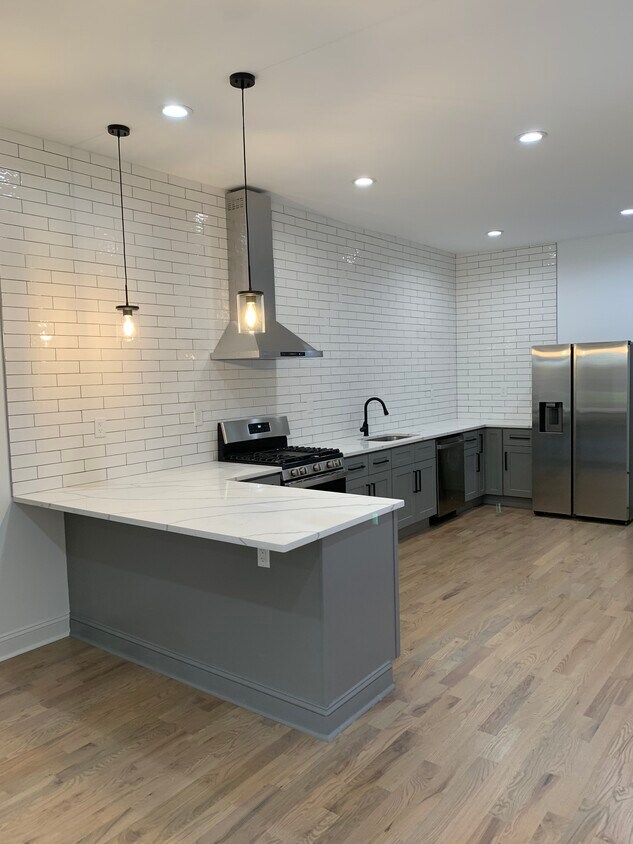 Primary Photo - 2241 W Cumberland St