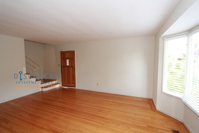 Building Photo - Desirable Elmwood Split Level Townhouse