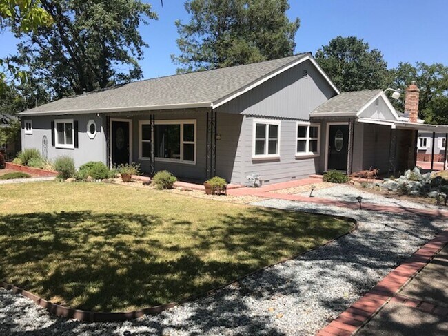 Foto del edificio - Beautiful updated single level S. Walnut Creek home with large yard