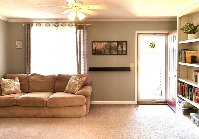 Building Photo - COMING SOON... Split-Level 3Bed/2Bath in H...