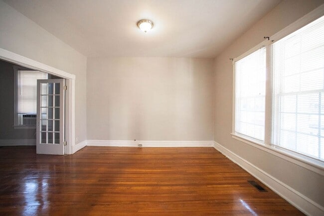Building Photo - Spacious 4 Bed / 1.5 Bath home with large ...