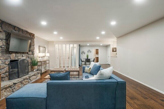 Building Photo - Paradise Awaits! Southern Hills/ORU/River ...