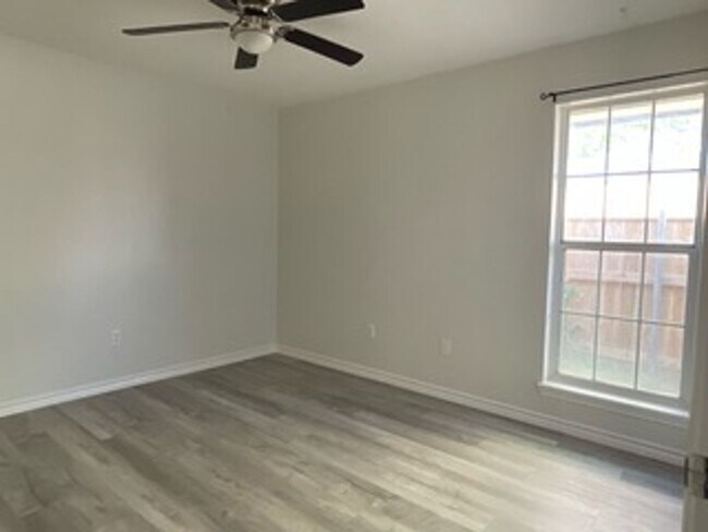 Foto del edificio - 2102 Plymouth Rock Rd