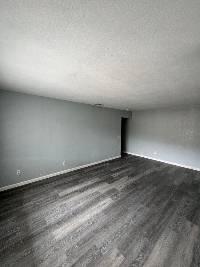 Building Photo - Great 2 bedroom 1 bath