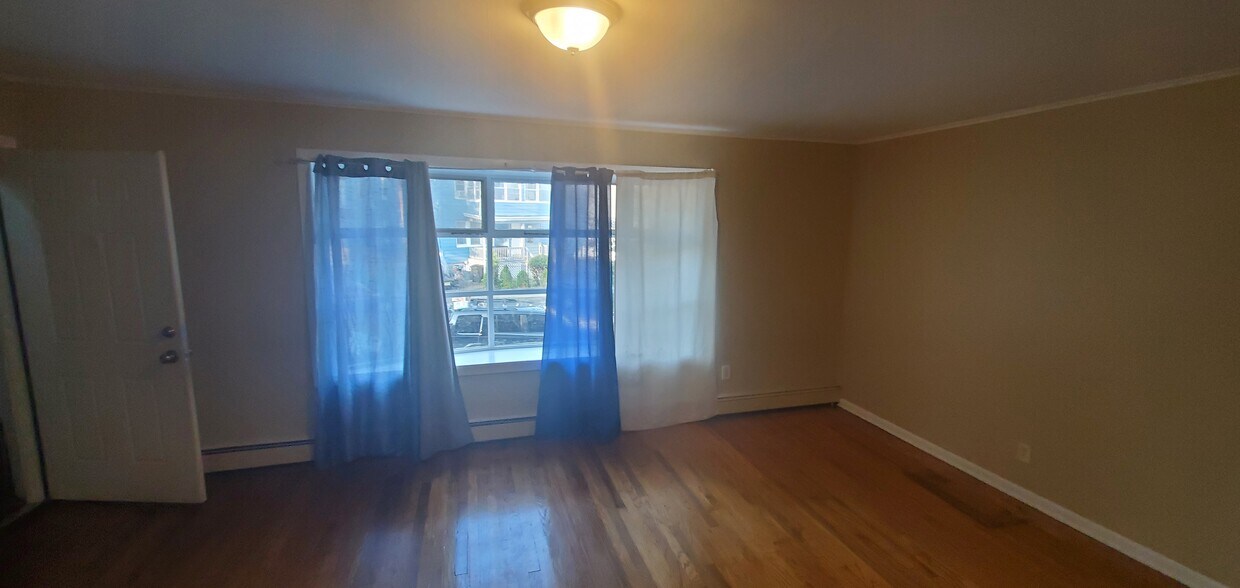 Living room - 52 Valley St