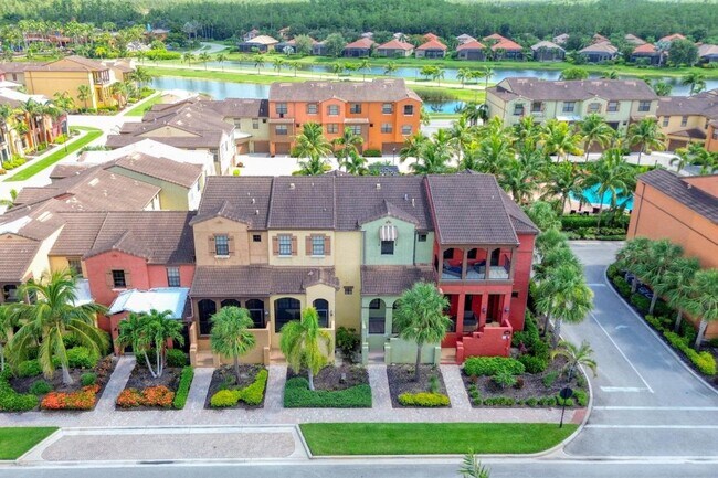 Building Photo - ? Stylish 2BR/2BA Townhouse in Resort-Styl...