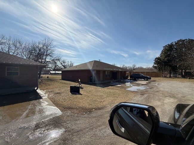 Building Photo - 511b NE 6th St - 511B NE 6th