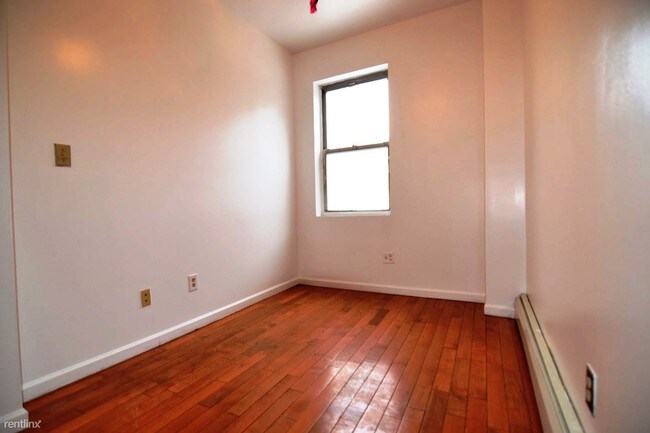 Foto del edificio - 1065 Gates Ave