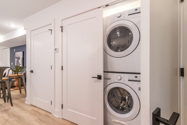 Photo - 629 W Girard Ave Apartment