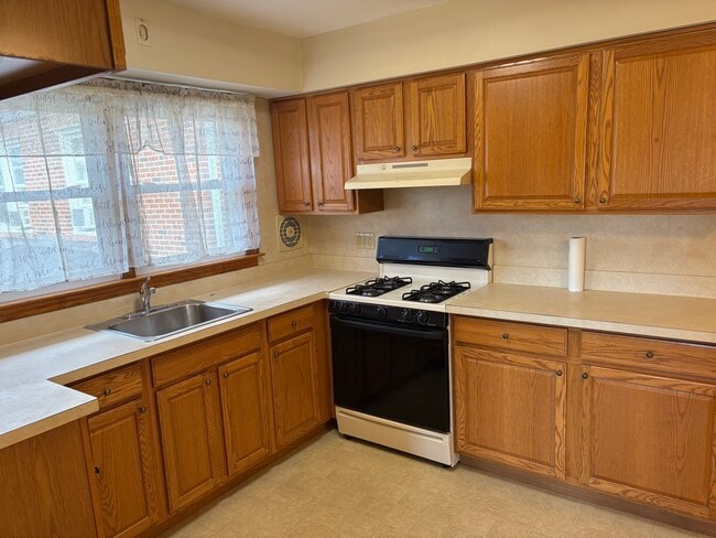 Foto del edificio - 1356 Roosevelt Ave