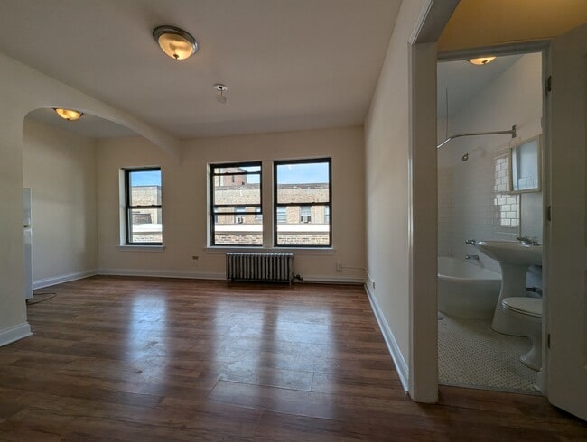 Building Photo - 5417 N Kenmore Ave