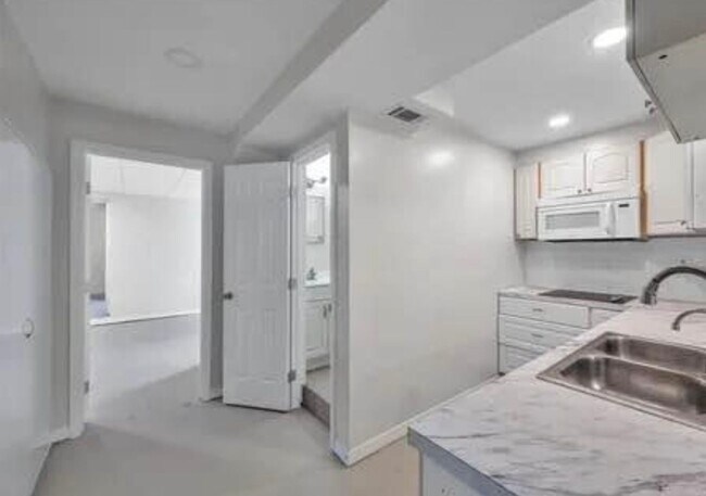 Building Photo - Charming 1BR Duplex in Largo