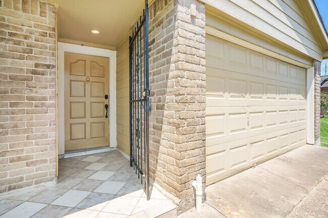 Foto del edificio - 6319 Hollow Pines Dr