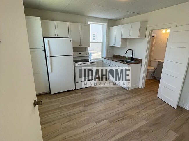 Building Photo - Halliday