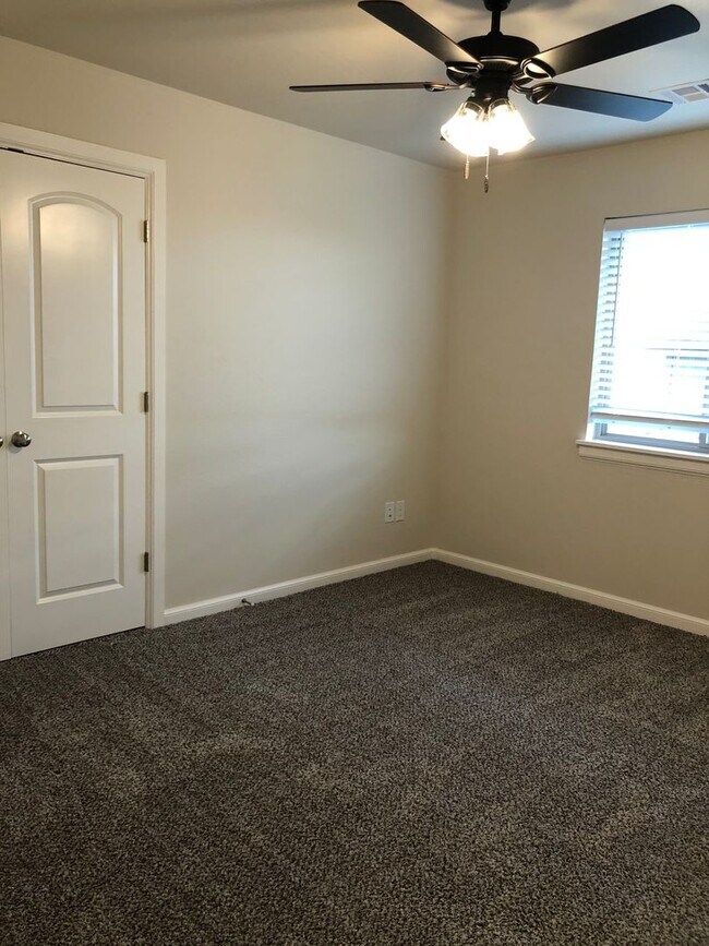 Building Photo - 3 bedroom 2.5 bath duplex in Newcastle