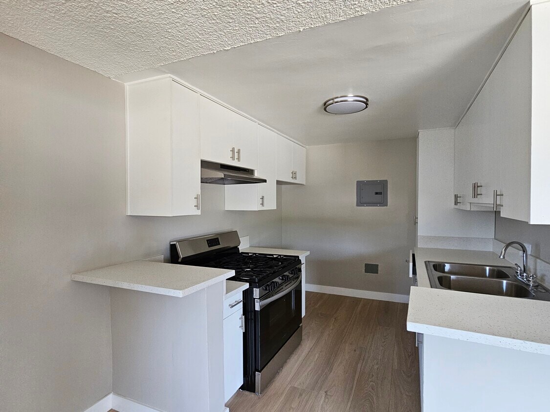 Foto principal - 13535 Victory Blvd Apartments