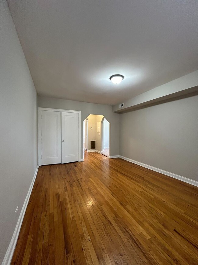 Building Photo - 7150 S Cornell Ave