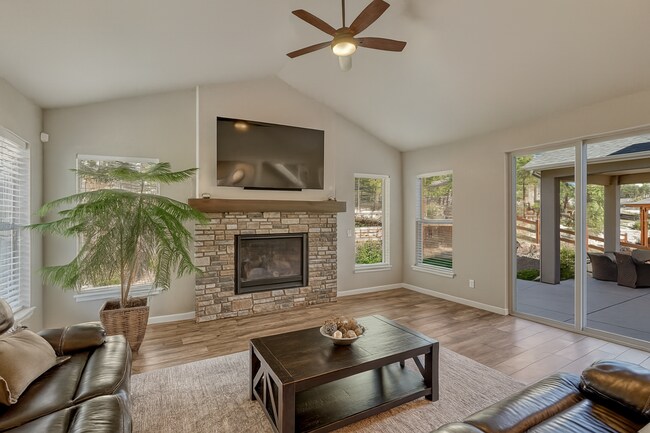 Building Photo - LUXIOUROUS 6 BED/6 BATH HOME IN SANCTUARY ...